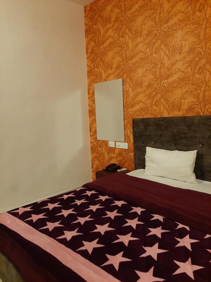 Hotel Hollywood Zirakpur Exterior foto