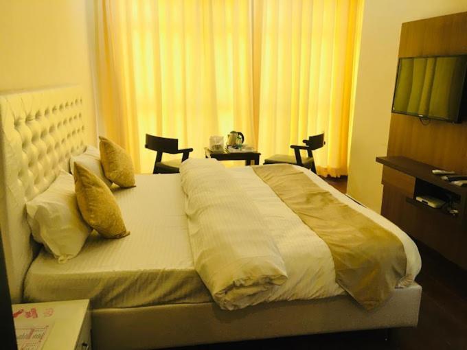 Hotel Hollywood Zirakpur Exterior foto